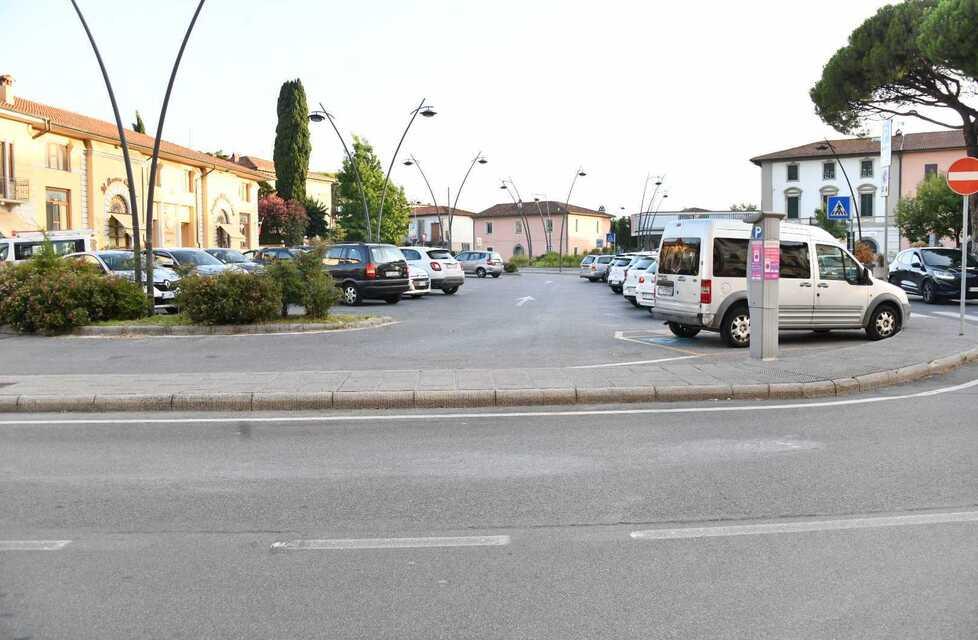 Altopascio, picchiato a 75 anni perché avrebbe guardato la ragazza di un uomo. Dubbi sulla confessione dell’aggressore