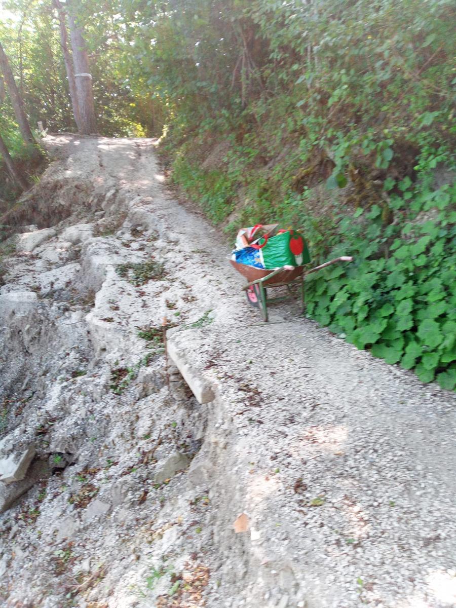 Montecreto. «Da due mesi isolati da una frana: costretti a fare la spesa in carriola»