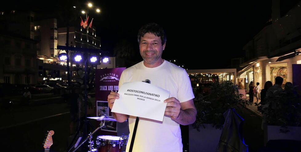 Musica dal vivo vietata, al Fanatiko va in scena la protesta silenziosa