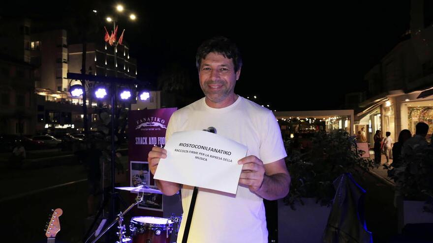 Musica dal vivo vietata, al Fanatiko va in scena la protesta silenziosa