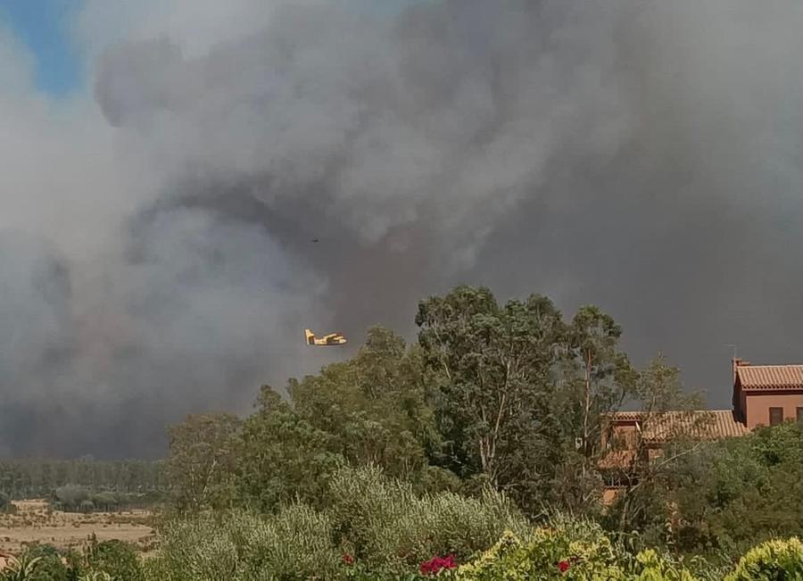 Un’isola assediata dai roghi Notte da incubo a Muravera Quartu, camping distrutto