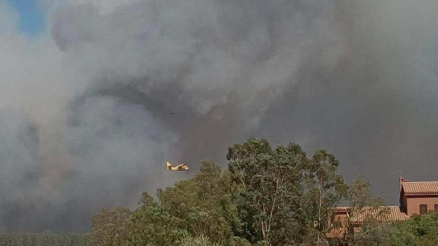 Un’isola assediata dai roghi Notte da incubo a Muravera Quartu, camping distrutto