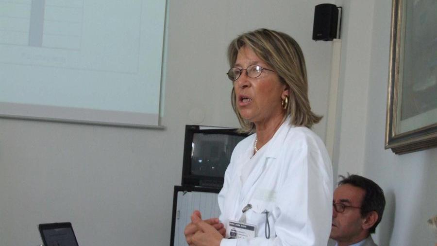 Livorno, ex primaria inciampa e si ferisce in centro: «Grazie al volontario che mi ha aiutato»
