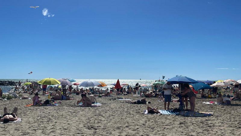 Massa, i turisti protestano: «Qui poche spiagge libere»