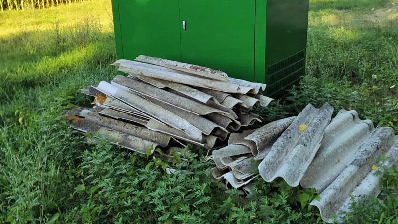 
	Lastre di eternit abbandonate nella discarica abusiva&nbsp;

