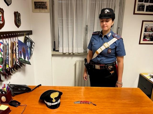 Allontanato dal locale, estrae un coltello: 20enne denunciato