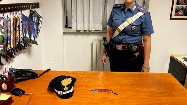 Allontanato dal locale, estrae un coltello: 20enne denunciato