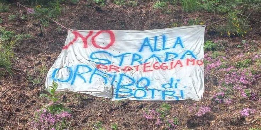 
	Uno degli striscioni affissi nell'area in cui dovrebbe sorgere la nuova strada&nbsp;

