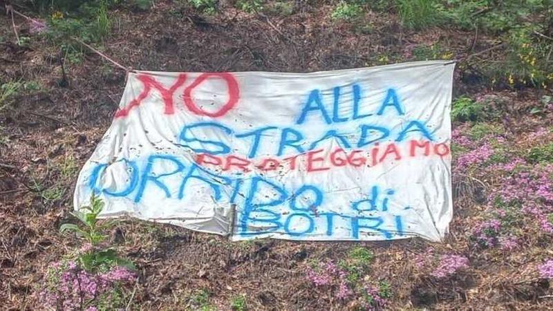 Uno degli striscioni affissi nell'area in cui dovrebbe sorgere la nuova strada 