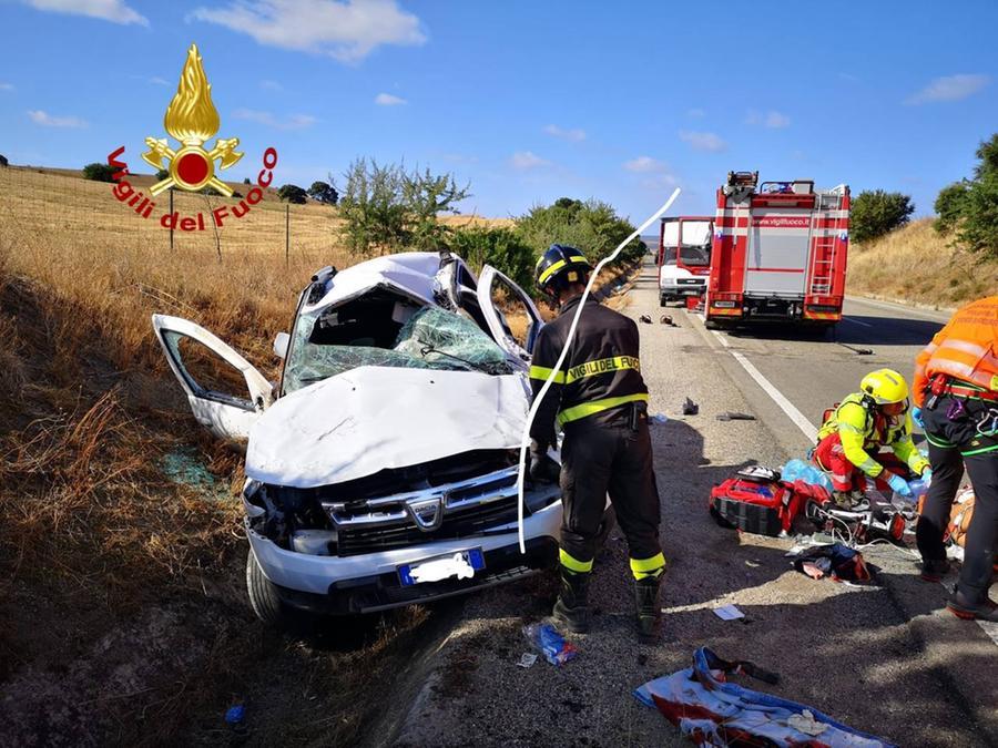 Auto fuori strada tra Borore e Noragugume: 2 feriti in codice rosso