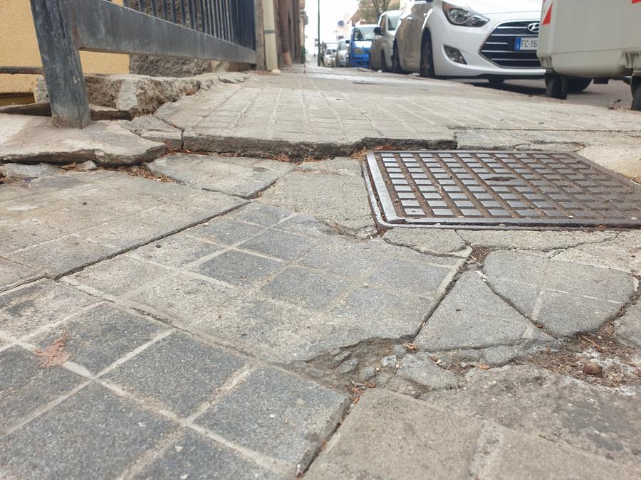Sassari il dislivello pericoloso sul tratto di marciapiede di via Principessa Jolanda