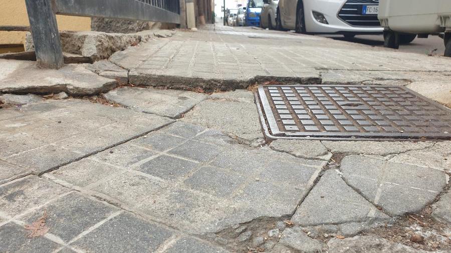 Sassari il dislivello pericoloso sul tratto di marciapiede di via Principessa Jolanda
