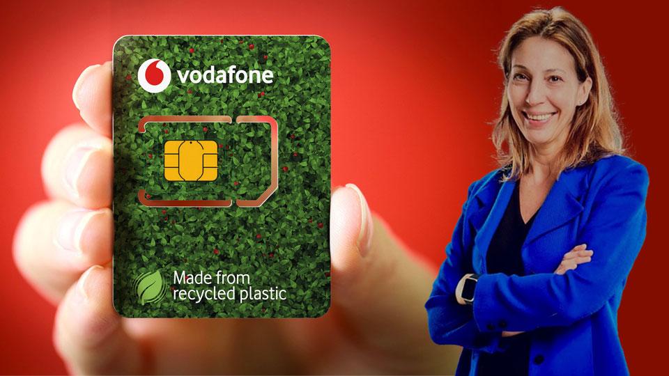 Antonella Cultrera, responsabile Sostenibilità di Vodafone, e sotto la Sim card realizzata con plastica riciclata