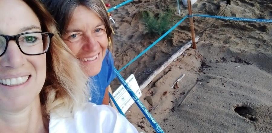 
	Veronica e Monica, due volontarie di Legambiente, davanti al nido di Galenzana in cui sono nate 54 tartarughine


