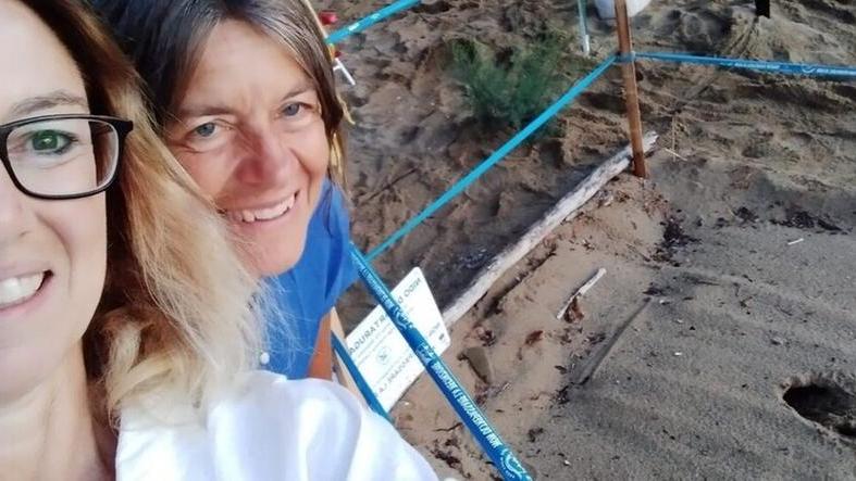 Veronica e Monica, due volontarie di Legambiente, davanti al nido di Galenzana in cui sono nate 54 tartarughine