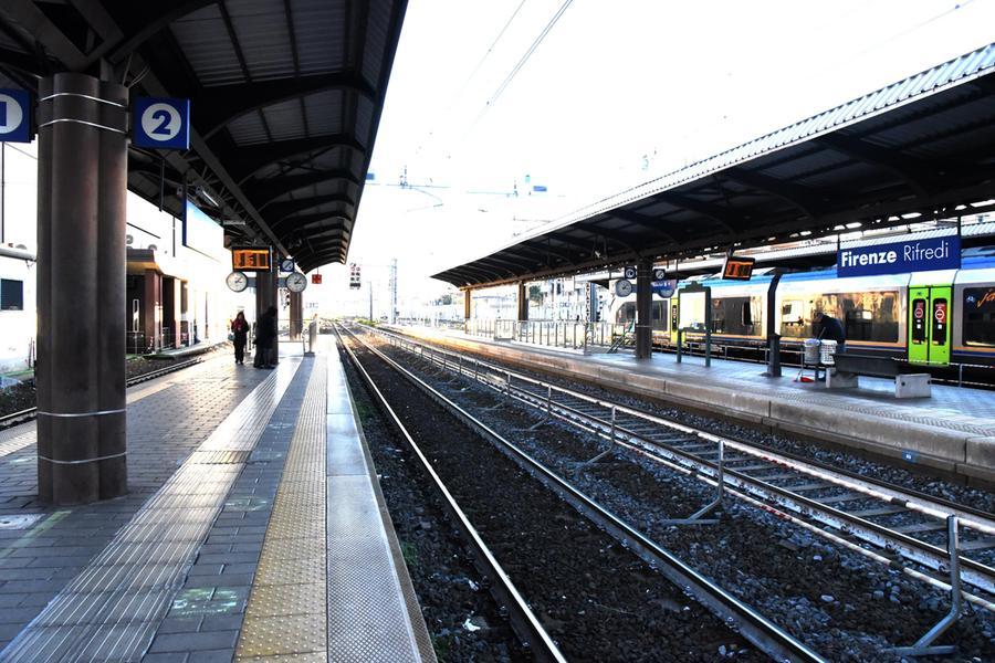 Finisce sotto un Freccia Rossa a Firenze Rifredi, caos treni verso nord e sud