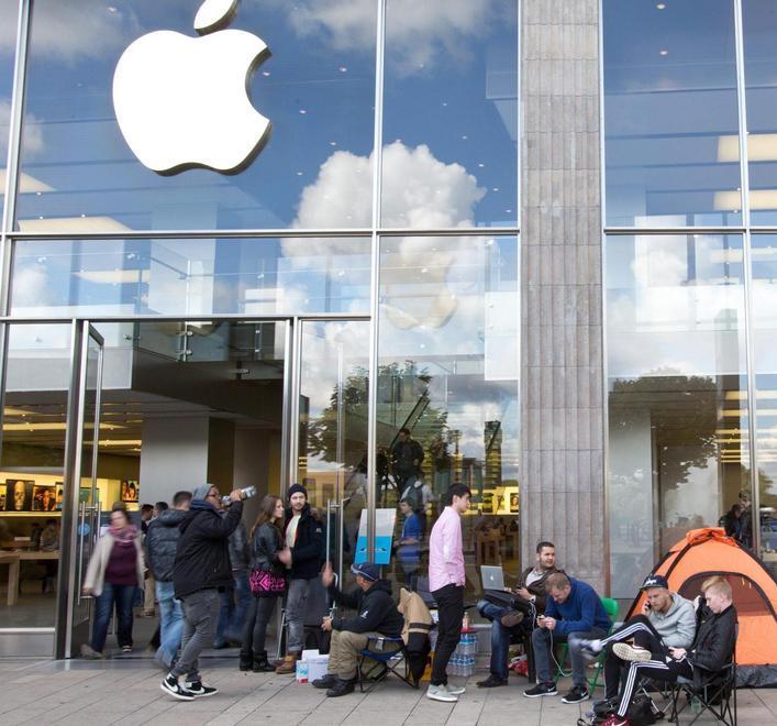 La tecnologia non conosce crisi: corsa all’iPhone 6 