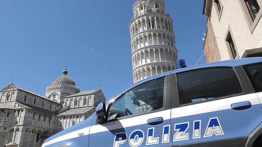 Sfregio alla Torre di Pisa: ecco cosa rischia la turista portata in questura