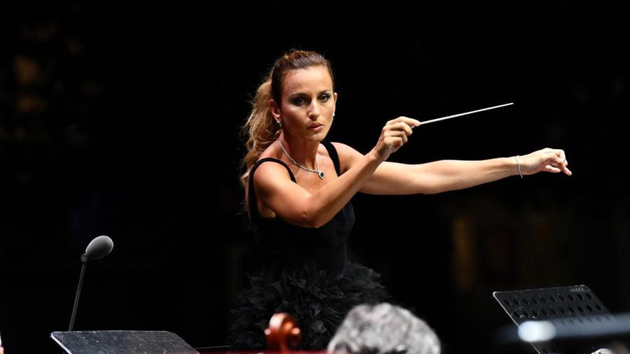 Il direttore d'orchestra Beatrice Venezi: è stata lei a dirigere i musicisti nell'evento di Lucca 
