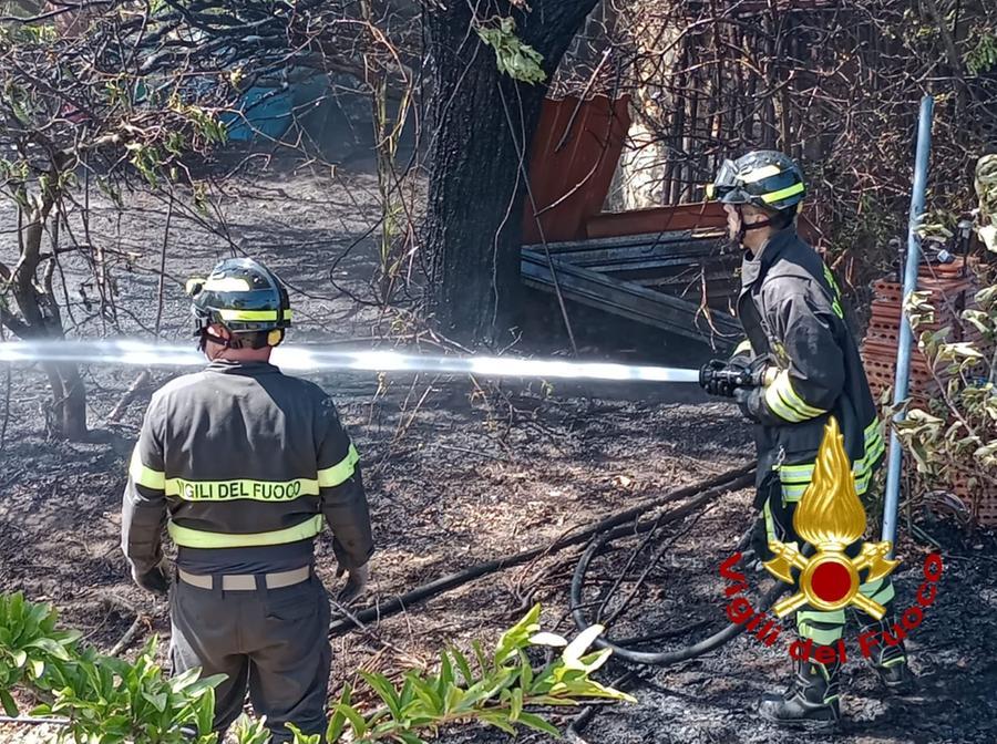 Paura a Santa Teresa: l’incendio in un terreno lambisce alcune abitazioni, i vigili del fuoco riescono a fermarlo