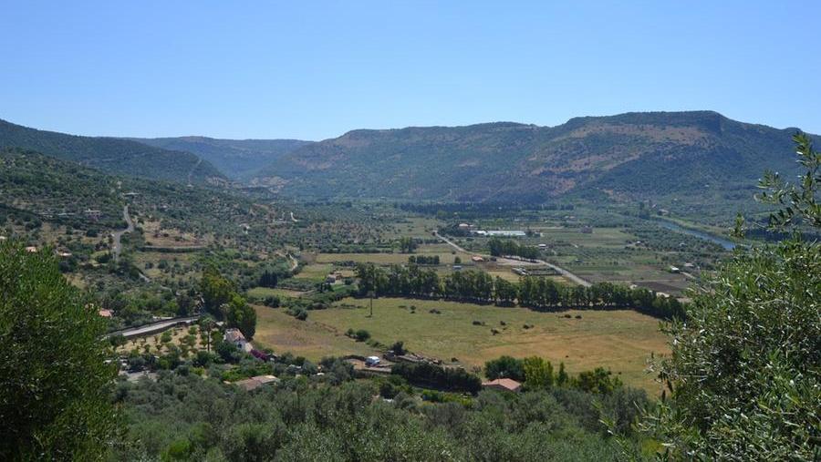 Le campagne a est di Bosa dov'è prevista la realizzazione del nuovo canale di S'Aladerru