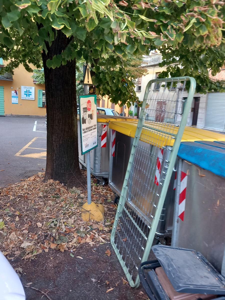 Abbandona una rete da letto in strada, 600 euro di multa