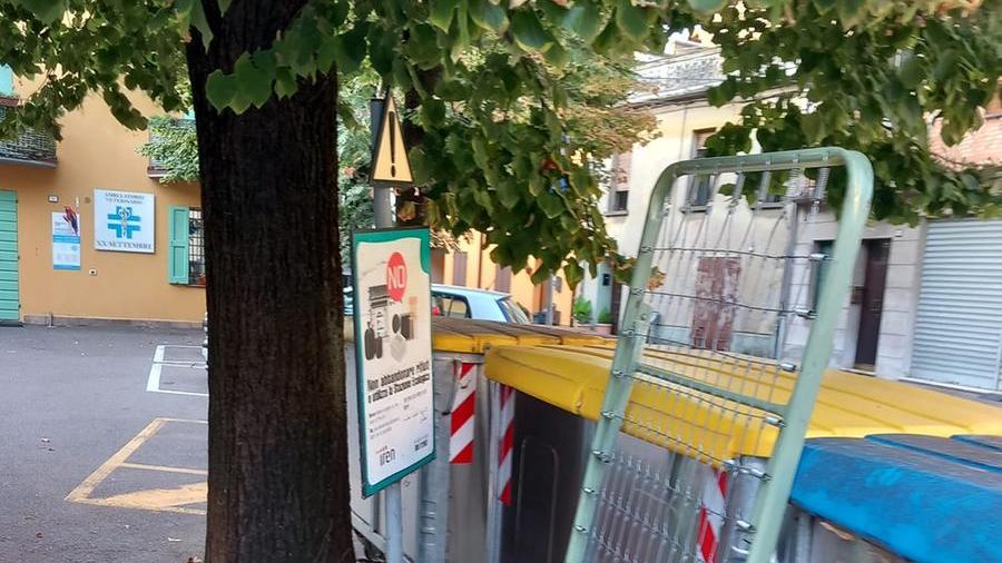 Abbandona una rete da letto in strada, 600 euro di multa