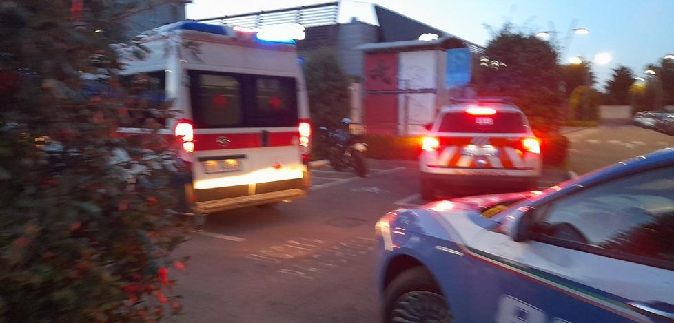 Modena, gli spacca la faccia e fugge: è caccia a un’auto bianca