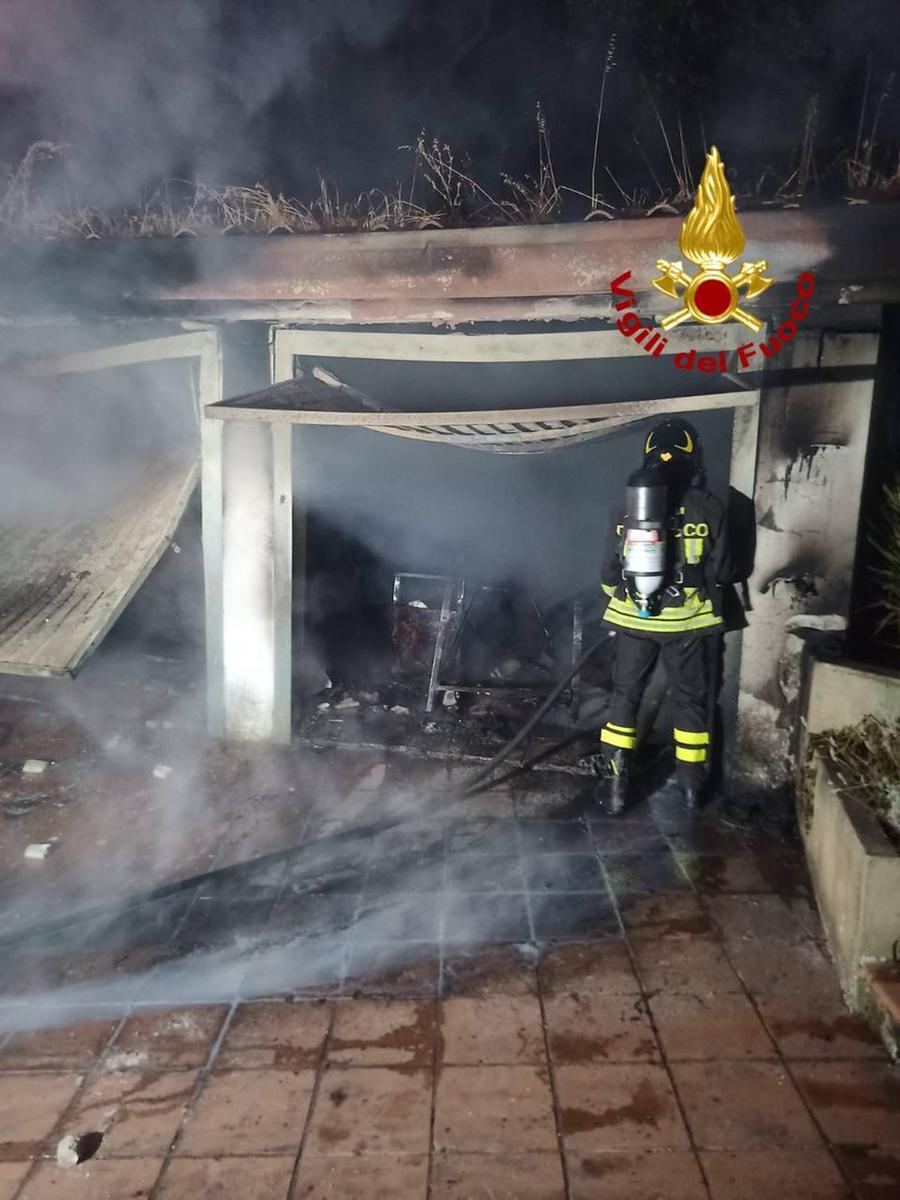 Fuoco nella notte in un garage a Sarule, distrutta un’auto