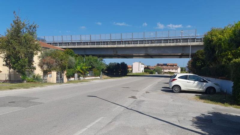Schianto mortale con lo scooter a Pisa, l’uomo che lo ha visto morire: «Mi è arrivato addosso un missile»