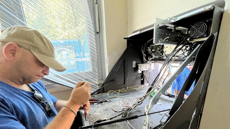 Fanno esplodere il bancomat della Bpm ma fuggono con un bottino misero