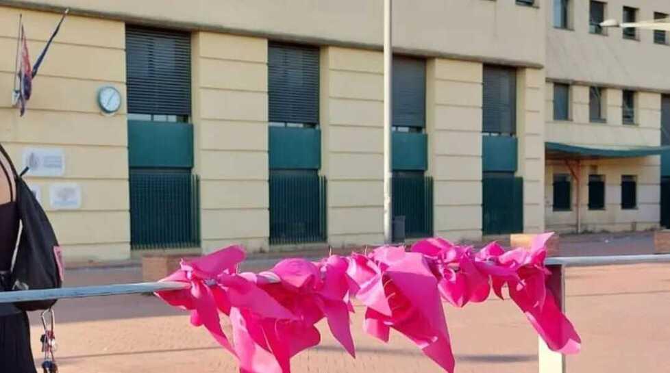 Prato, strappati i fazzoletti fucsia simbolo di lotta al femminicidio. Di fianco la scritta degli estremisti di destra