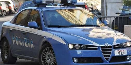 Prato, molesta due passeggere sul treno poi picchia i poliziotti intervenuti