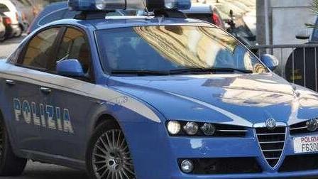 Prato, molesta due passeggere sul treno poi picchia i poliziotti intervenuti
