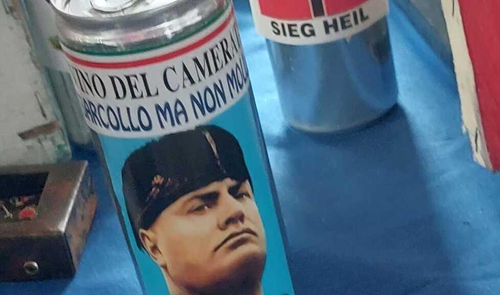 Campo Tizzoro, duce e svastiche sui banchi del mercatino Militaria