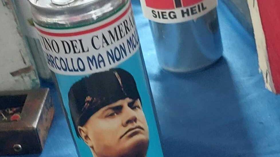 Campo Tizzoro, duce e svastiche sui banchi del mercatino Militaria