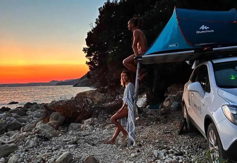 La tenda ora si monta sul tettuccio. L’idea di Eugenia e Nicola è realtà