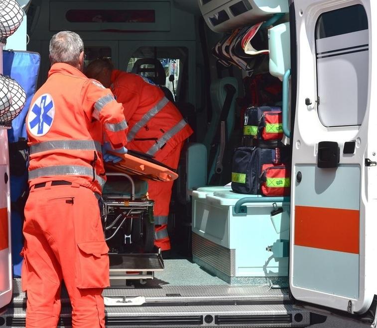Beve per scommessa e si butta in mare: giovane in ospedale