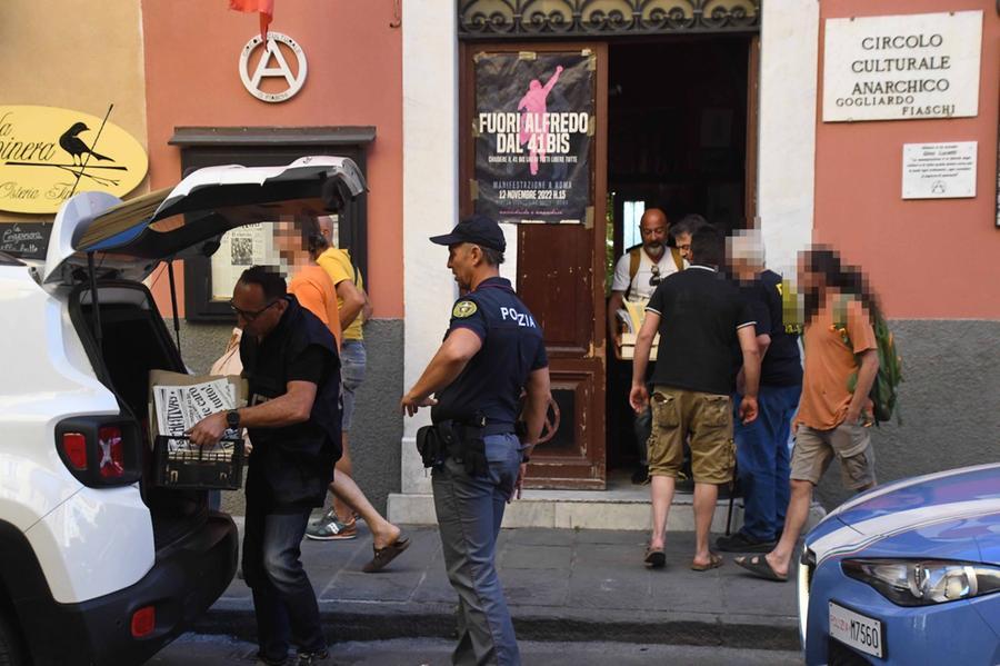 Anarchici arrestati a Carrara, rivendicavano l’attentato alla sorella di Schlein e invitavano ad azioni armate – Chi sono gli indagati