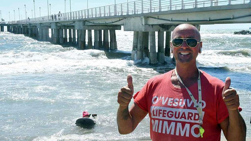 Si butta dal pontile nel mare mosso. Salvato dai bagnini: «Ha rischiato»