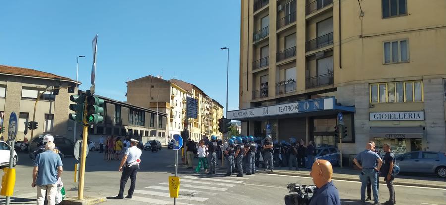 Firenze, la polizia sgombera il centro sociale Corsica. Due occupanti sul tetto
