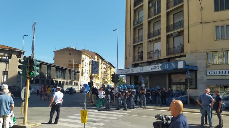 Firenze, la polizia sgombera il centro sociale Corsica. Due occupanti sul tetto