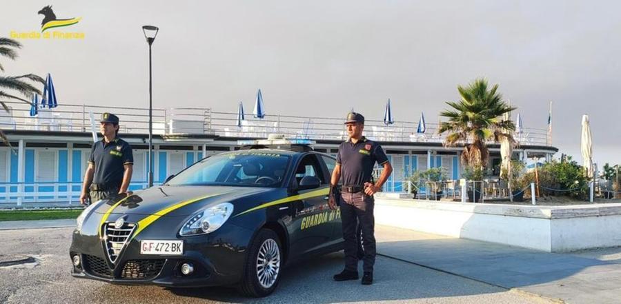 Livorno, lavoratori in nero nello stabilimento balneare: maxi multa al titolare