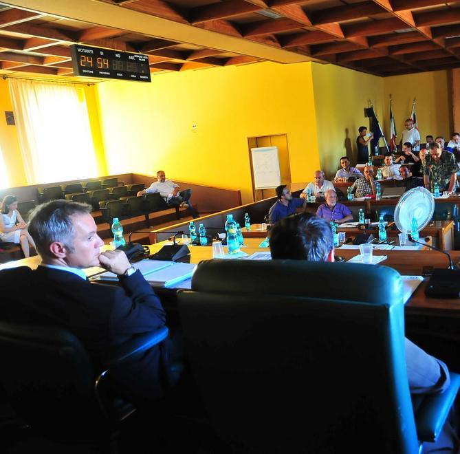 Scontro in Consiglio sui conti di bilancio e sulle variazioni 