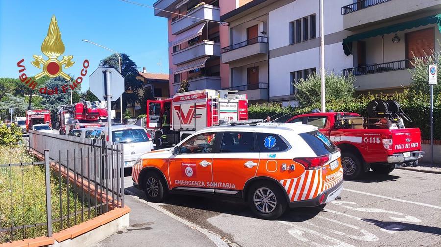Donna intossicata nell’incendio di un appartamento a Prato
