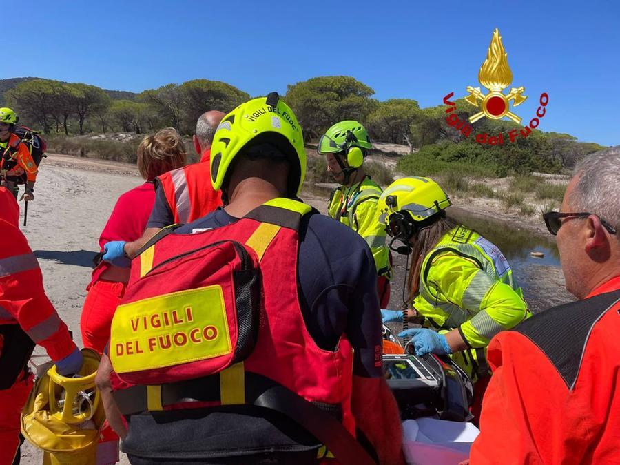 Rischia di annegare a Porto Ainu: 57enne salvata dai vigili del fuoco