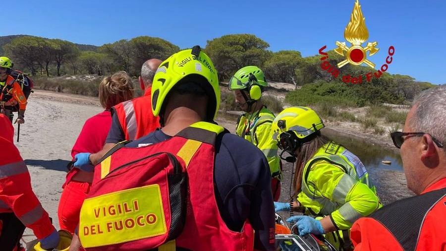 Rischia di annegare a Porto Ainu: 57enne salvata dai vigili del fuoco