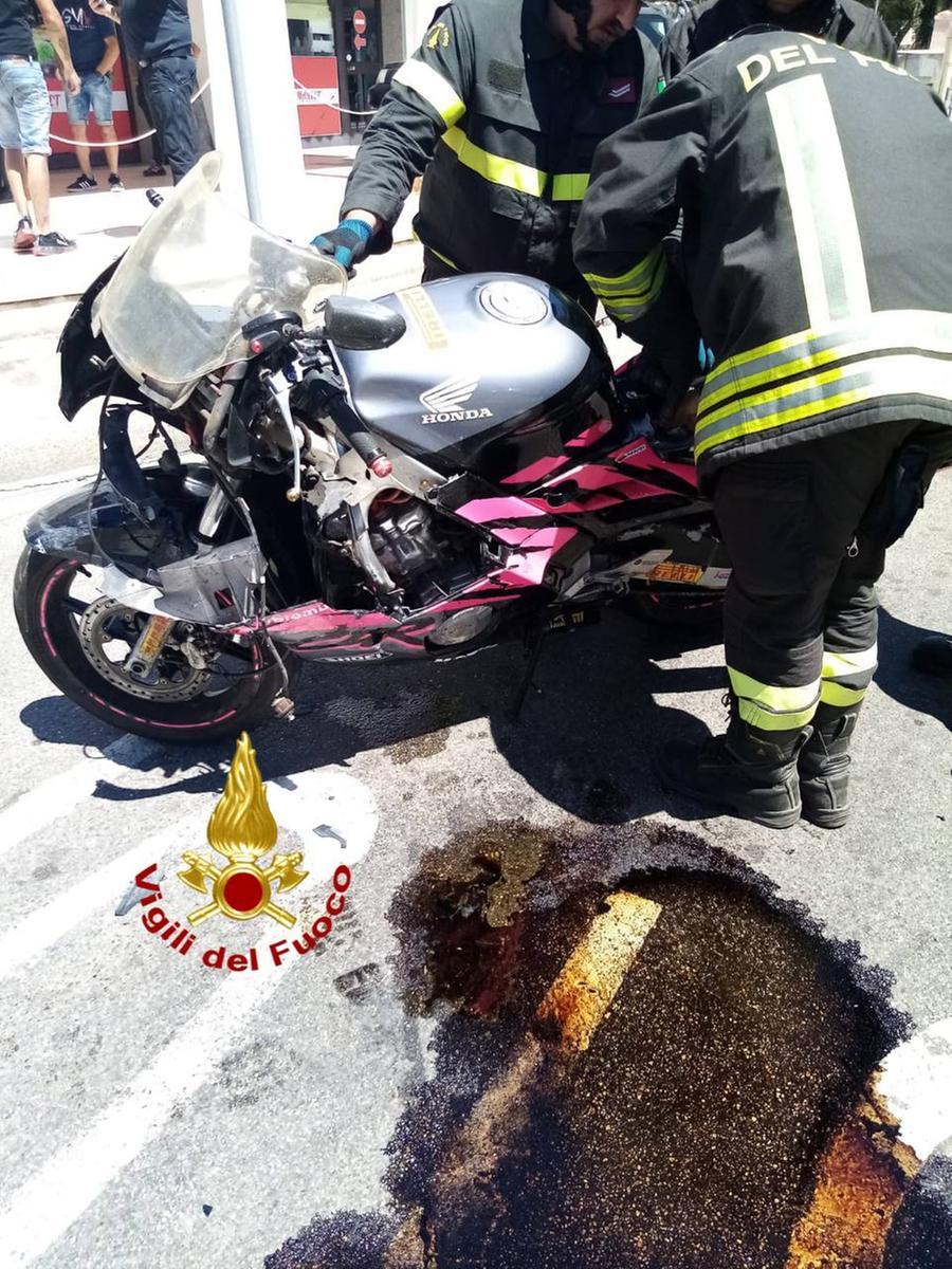 Posada, auto contro moto in pieno centro: ferito un centauro