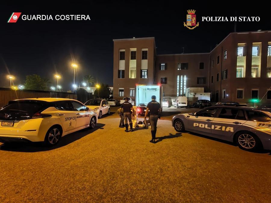 Olbia, carico di aragoste e cozze di contrabbando bloccato in porto dalla Guardia costiera
