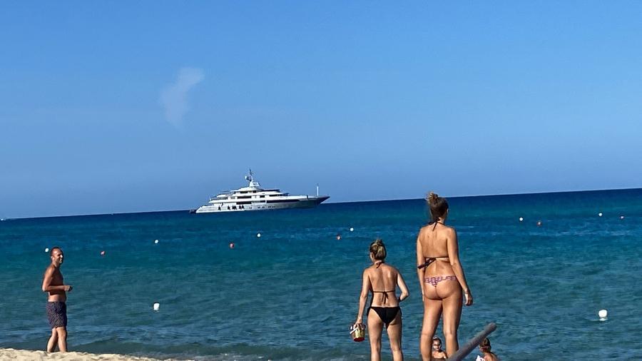 Lo yacht di Dolce e Gabbana all’ancora nella baia di Cala Sinzias